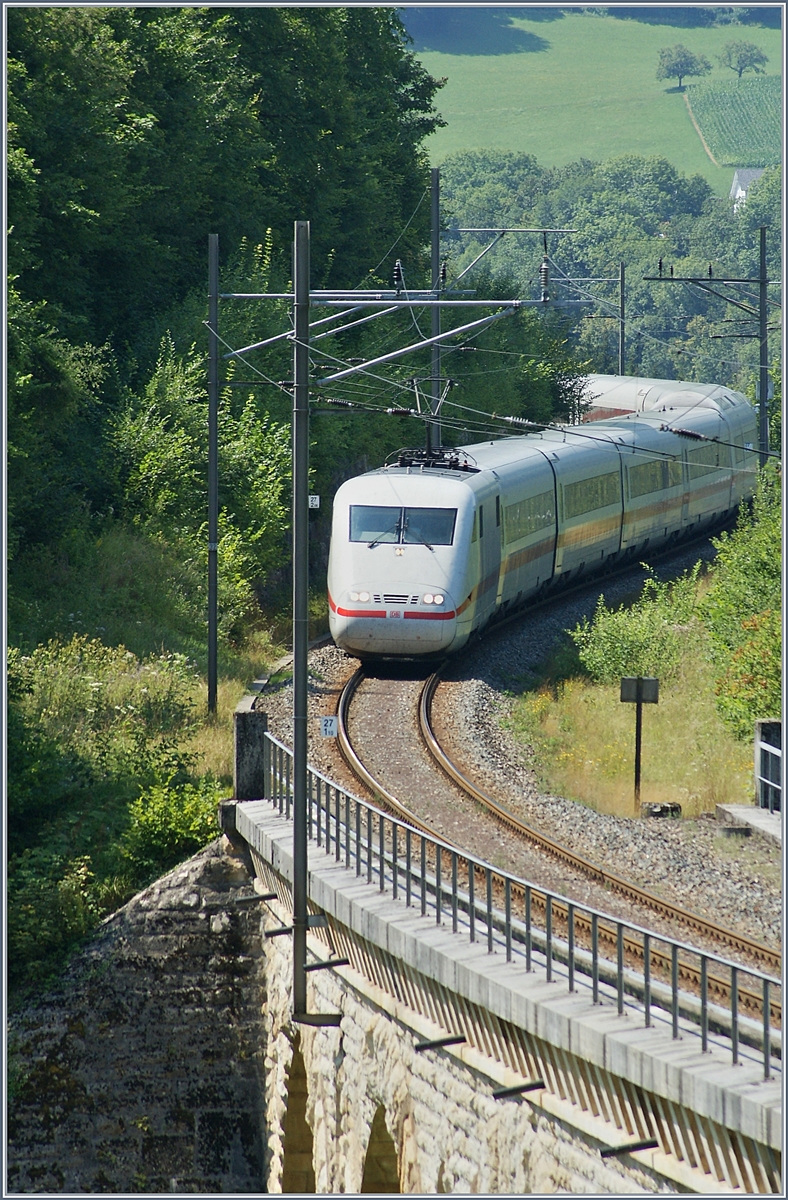 Der DB ICE 10258 von Interlaken nach Berlin nähert sich dem bekannten Rümlinger Viadukt, welches 1855/56 nach Plänen von Karl von Etzel erbaut wurde.
18. Juli 2018