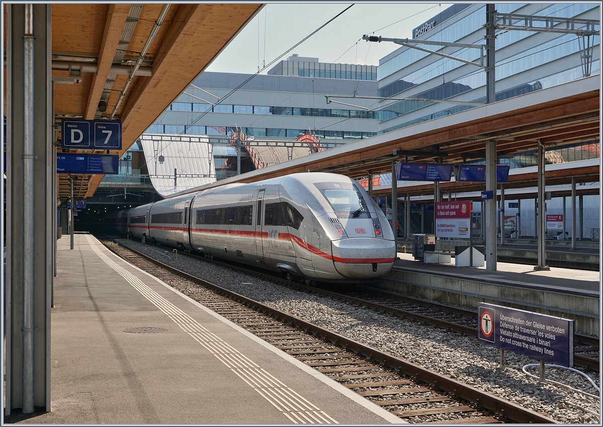 Der DB ICE 4 9035 UIC 93 80 5812 035-4 D-DB) auf der Fahrt von Interlaken Ost nach Berlin Ostbahnhof als ICE 278 ändert in Bern die Fahrtrichtung und wartet auf die baldige Abfahrt.

10. August 2020