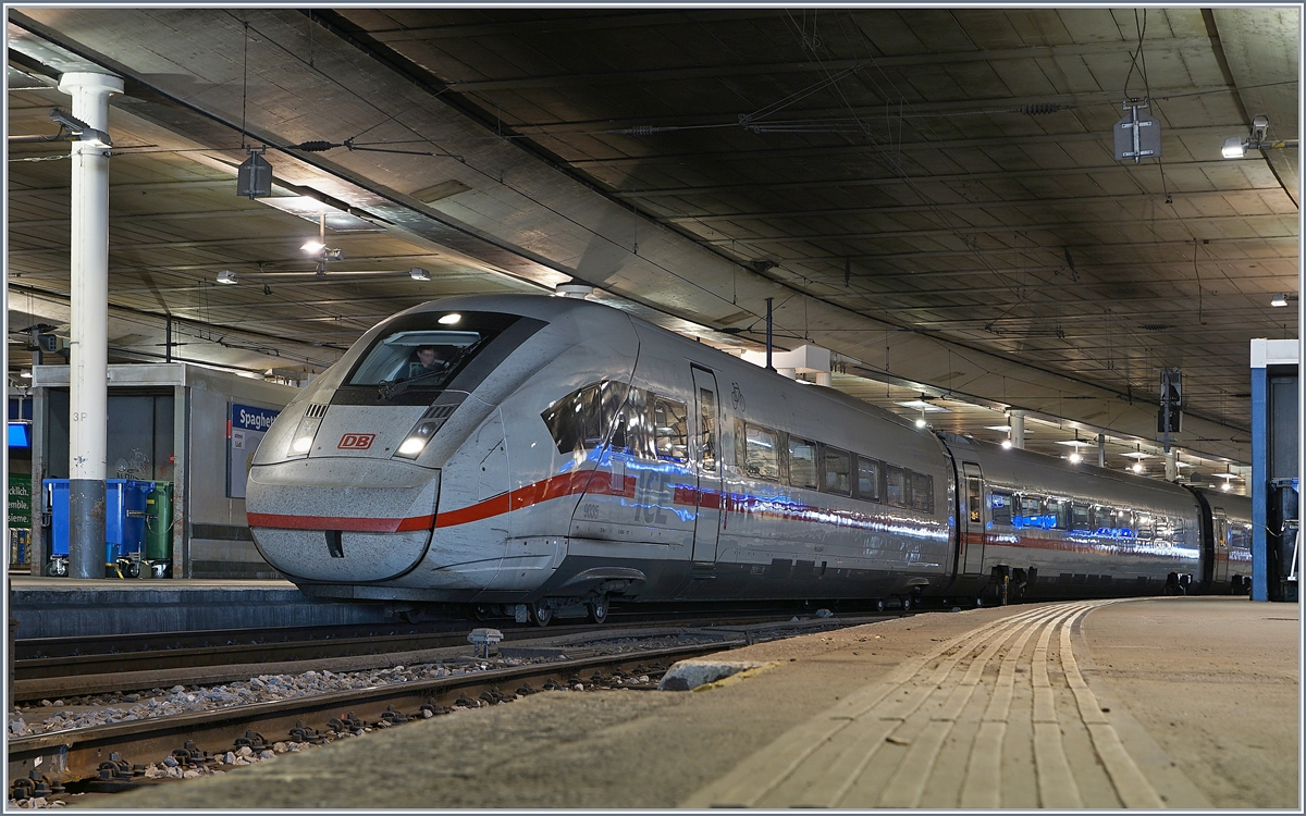 Der DB ICE 4 9035 (UIC 93 80 5812 035-4 D-DB) auf der Fahrt von Interlaken Ost nach Berlin Ostbahnhof als ICE 278 ändert in Bern die Fahrtrichtung und wartet nun auf die Abfahrt.

10. August 2020