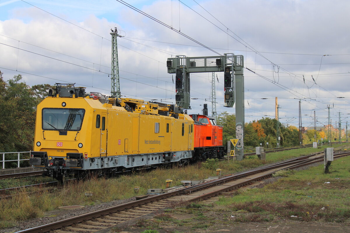 Der DB-Netz Instandhaltung 711 301 (99 80 9136 016-9 D-DB), ein Harsco Instandhaltungsfahrzeug f�r Oberleitungsanlagen, wurde am 19.10.2026 in Magdeburg-Neustadt von der DR 202 725-8 Richtung Abzweig Br�cke geschleppt.