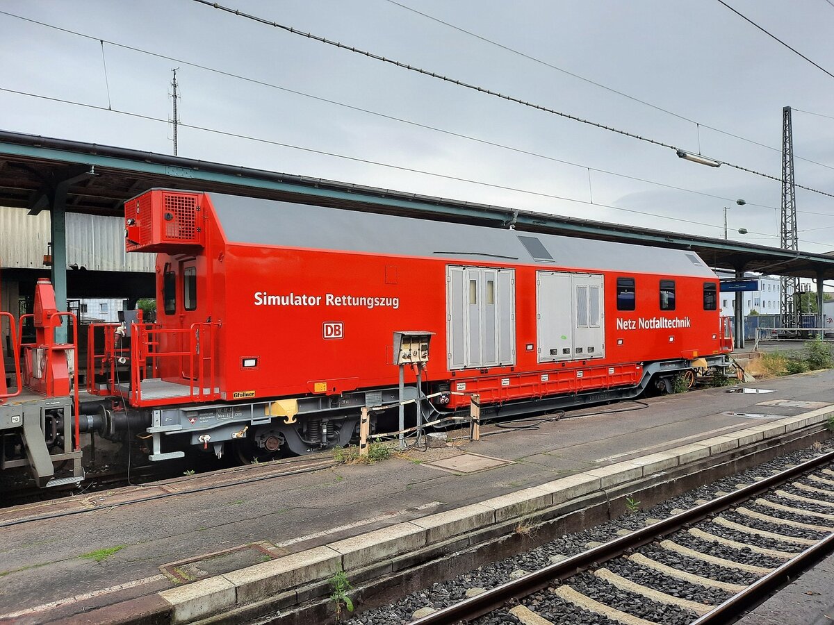 Der DB Netz Notfalltechnik D-DB 99 80 9370 028-9 Simulator Rettungszug, am 01.07.2023 in Kassel Hbf.