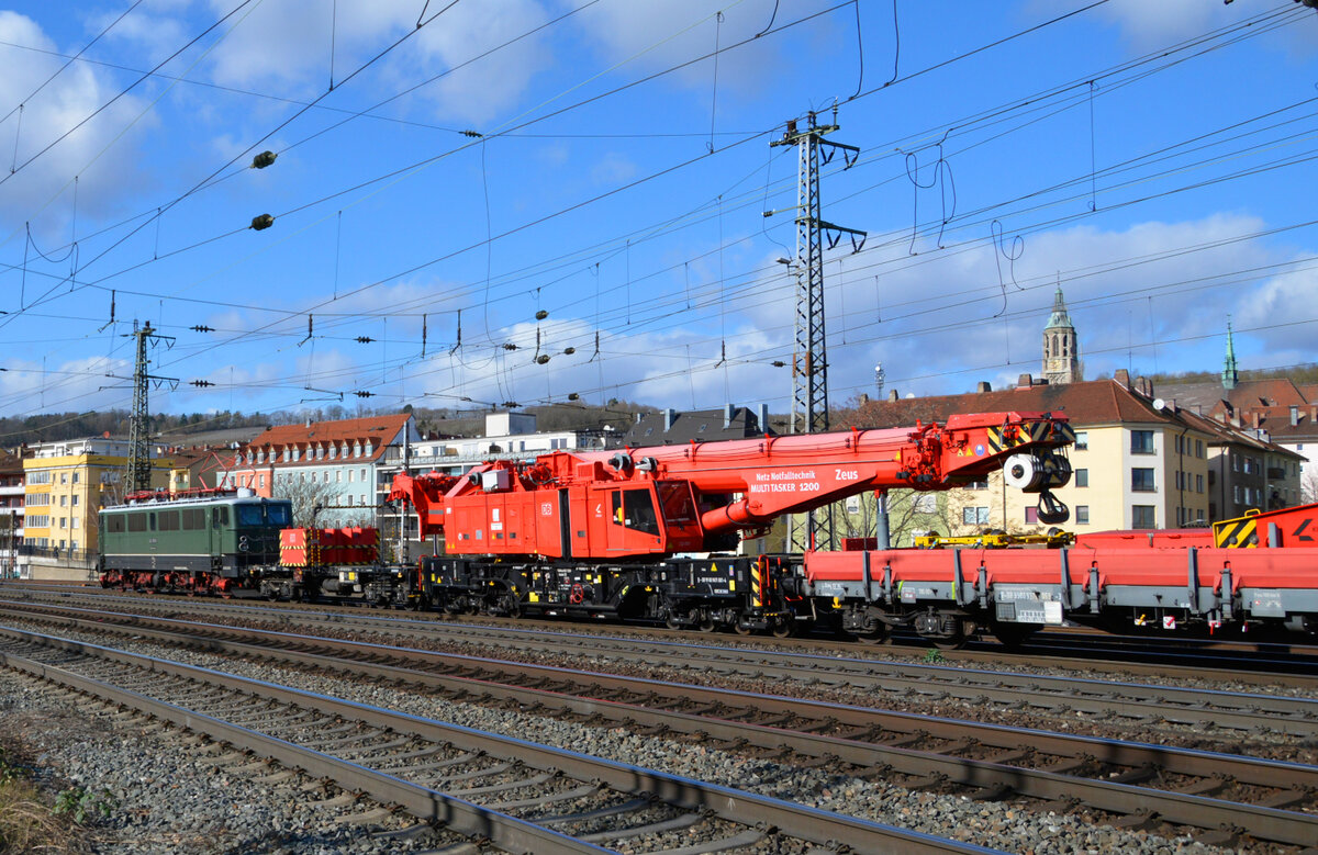 Der DB-Netz Notfalltechnikkranzug mit dem Multi Tasker 1200  Zeus  (D-DB 99 80 9471 001-4) in der östlichen Einfahrt des Würzburger Hbf.