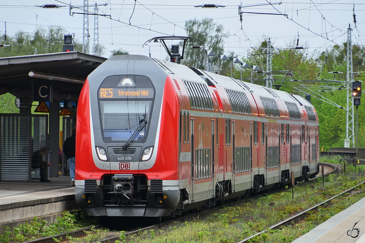 Der DB-Regionaltriebzug 445 010 hält Mitte Mai 2021 am Hauptbahnhof in Neustrelitz.