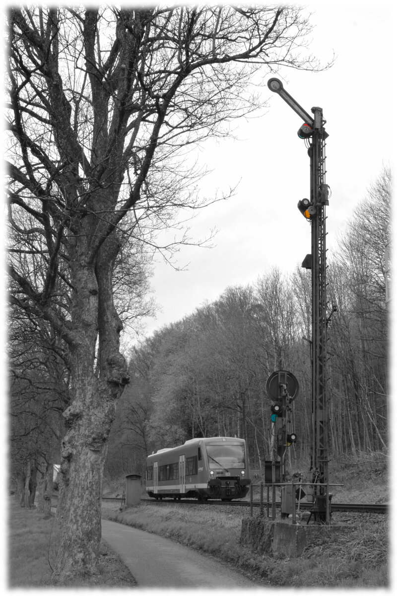 Der DB-Regioshuttle 650 020 fährt am 11.04.2023 als RB 74 (32505) aus Richtung Tübingen am ESig vorbei in den Bahnhof Horb. Die Tage der Formsignale sind gezählt. Die neuen KS-Lichtsignale sind bereits aufgestellt und werden bald in Betrieb gehen.