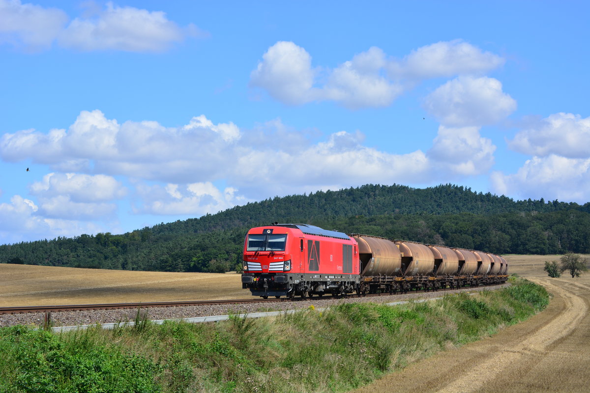 Der DB Vectron stand am 5.8.17 ganz oben auf dem Program. Mit einem Pfiff kündigte sich 247 904-6 an. Sie zog den GM60742 Buna Werke - Bft Blankenburg Nord. Mit etwa 1h vor Plan brummte sie durch die Felder gen Börnecke weiter nach Blankenburg.

Börnecke 05.08.2017
