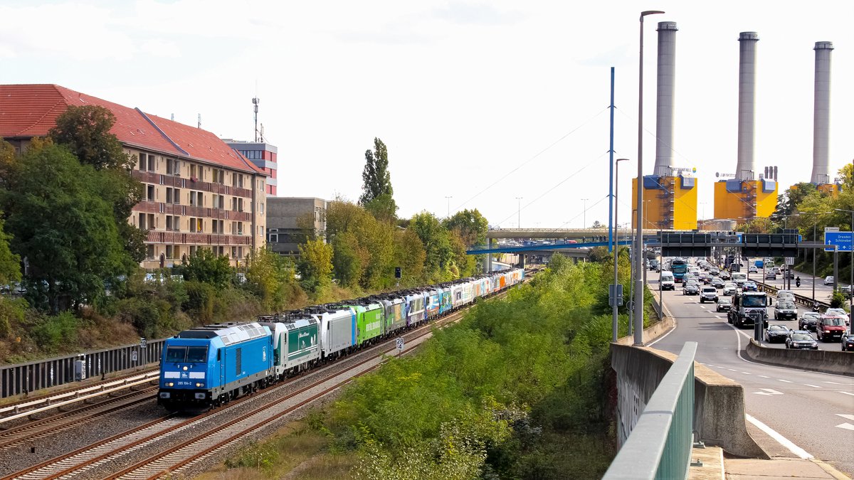 Der Demozug der Veranstalltung  Hör das Signal, Berlin!  bahnt sich am 28.09.2020 lautstark seinen Weg Richtung Westhafen, hier am Berliner Hohenzollerndamm.