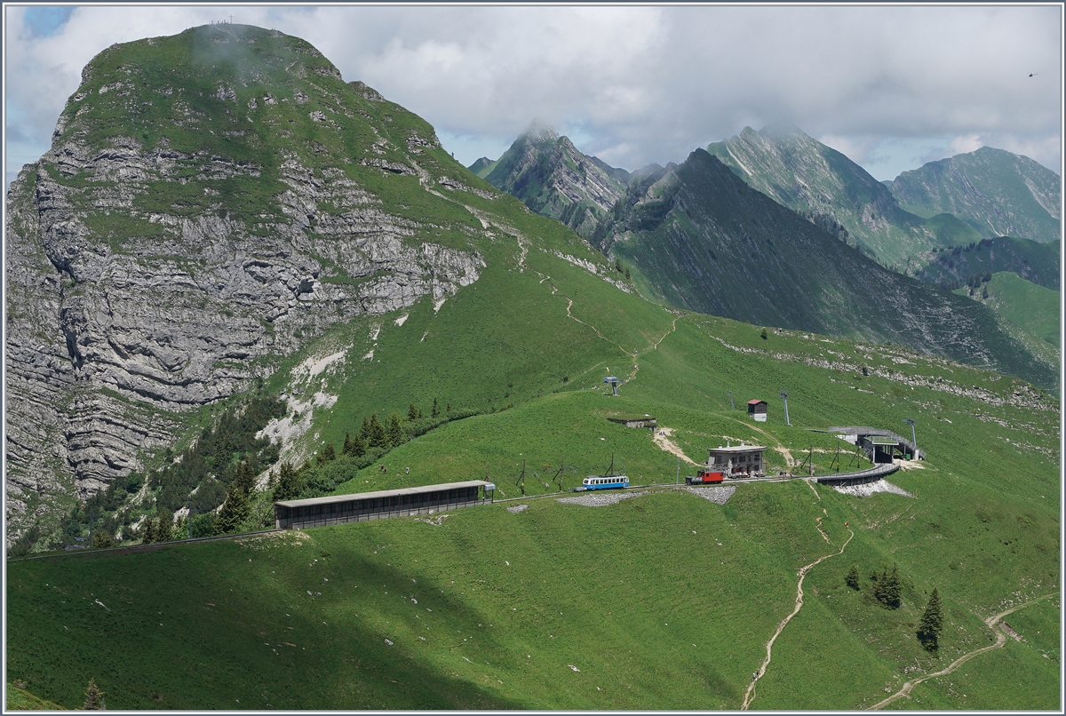 Der Dent de Jaman, die Station Jaman und dort sind ein Bhe 2/4 und eine Hem 2/2 zu erkennen. 

3. Juli 2016