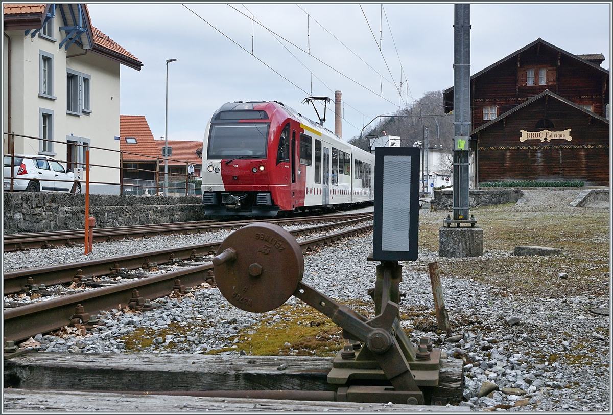 Der Der TPF SURF ABe 2/4 - B - Be 2/4 101  Moitié-Moitié  wartet in Broc Fabrique als S 60 14961 auf die Abfahrt nach Bulle.

3. April 2021