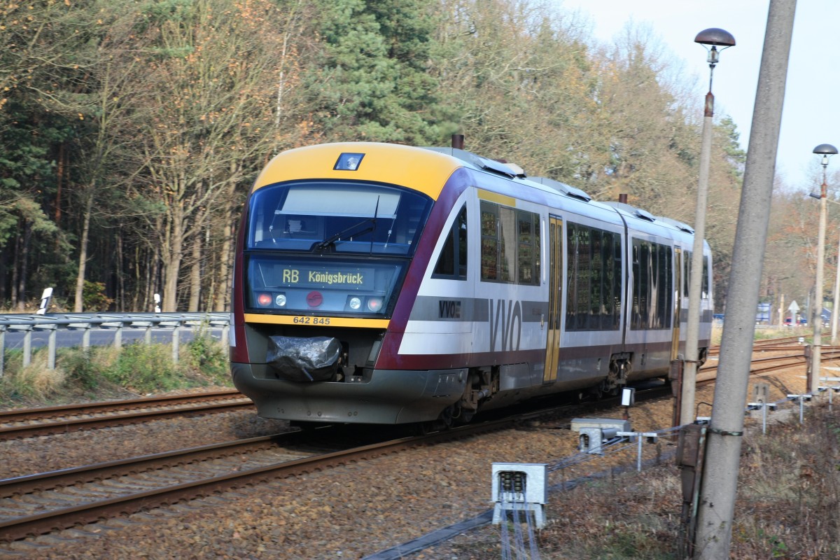 Der Desirio nach K�nigsbr�ck hat gerade den Bahn�bergang in Ottendorf/Okrilla passiert, 14.11.2013,12:09 Uhr