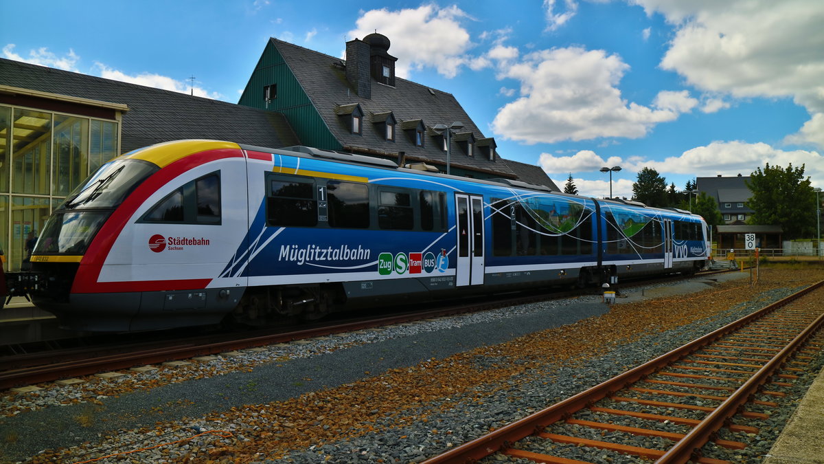 Der Desiro 642 832 mit Werbung für die Müglitztalbahn steht im Bahnhof Altenberg (Sachsen) und wartet auf die Rückfahrt nach Heidenau (01.07.2018)