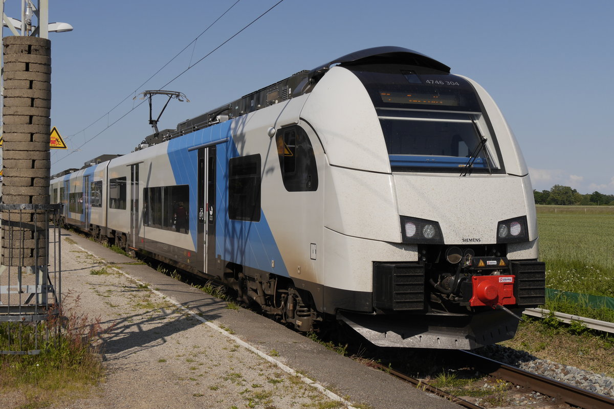 Der Desiro ML mit der Nr. 304 trägt einen blauen Zierstreifen an den Türen, dafür aber keinerlei Hinweis auf die ODEG als EVU (außer in der NVR natürlich). RE 9 Rostock - Sassnitz in Rövershagen, 9.6.20.
