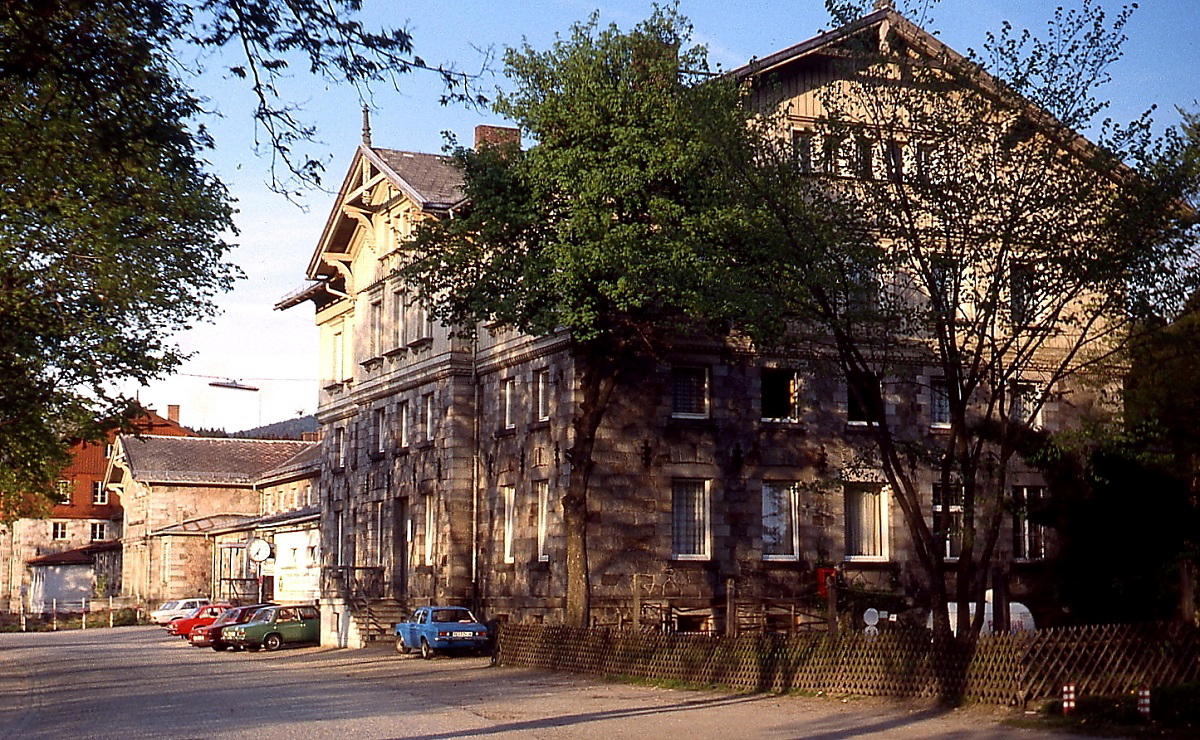 Der deutsch-tschechische Grenzbahnhof Bayerisch Eisenstein im Mai 1980. Der  eiserne Vorhang  verlief mitten durch das Bahnhofsgebäude, die rot-weißen Pfosten im Hintergrund markieren die Grenze.