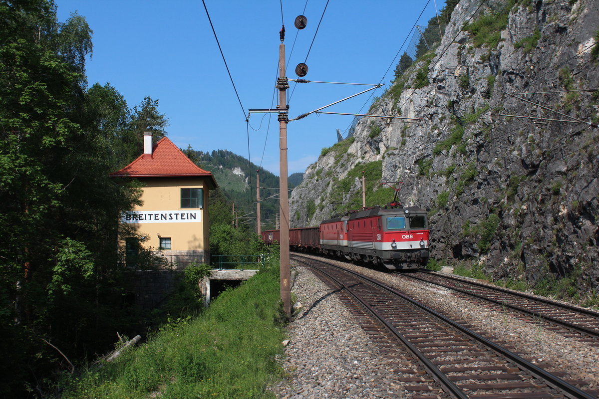 Der DG54052 von Villach Süd Gvbf nach Wien Zvb bespannt am 6.6.2019 von der 1144 229 und 1144 045 beim ehemaligen Stellwerk 2 in Breitenstein.
