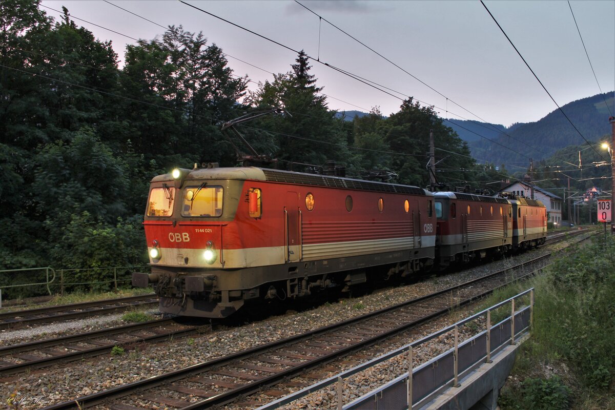 Der DG54072 besteht am 21.6.2023 nur aus drei Triebfahrzeugen.
Die 1144 021, 1144 056 und 1144 238 warten auf ihrem von Graz Vbf nach Wien Zvb im Bahnhof Semmering auf die Weiterfahrt.