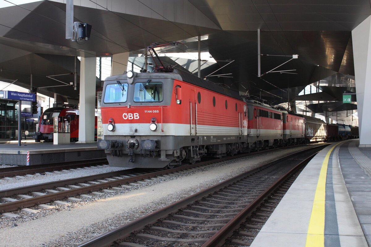 Der DG54703 von Wien Zvb nach Graz Vbf fährt planmäßig von Wien Zvb über Wien Hbf und die Südbahn nach Graz Vbf.
Am 23.9.2021 stand dieser Zug bespannt mit 1144 085, 1142 601 und 1144 021 in Wien Hbf und wartete auf die Weiterfahrt nach unzähligen Personenzügen.