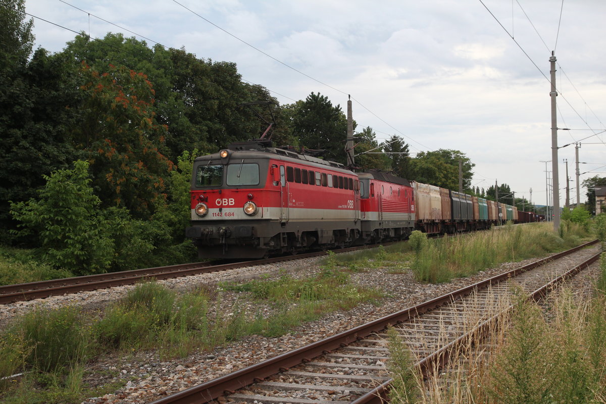 Der DG55072 von Graz Vbf nach Wien Zvb ist einer der wenigen Güterzüge die über die Pottendorfer Linie von Wampersdorf über Ebreichsdorf nach Wien Meidling und weiter über Wien Hbf nach Wien Zvb verkehren.
Aufgrund von Bauarbeiten an der Ostbahn werden zur Zeit einige Güterzüge in die Gegenrichtung ebenfalls über Ebreichsdorf umgeleitet was am 3.8.2020 den DG55072 mit 1142 684 und 1144 201 zu einem längeren Kreuzungshalt in Ebreichsdorf gezwungene hat