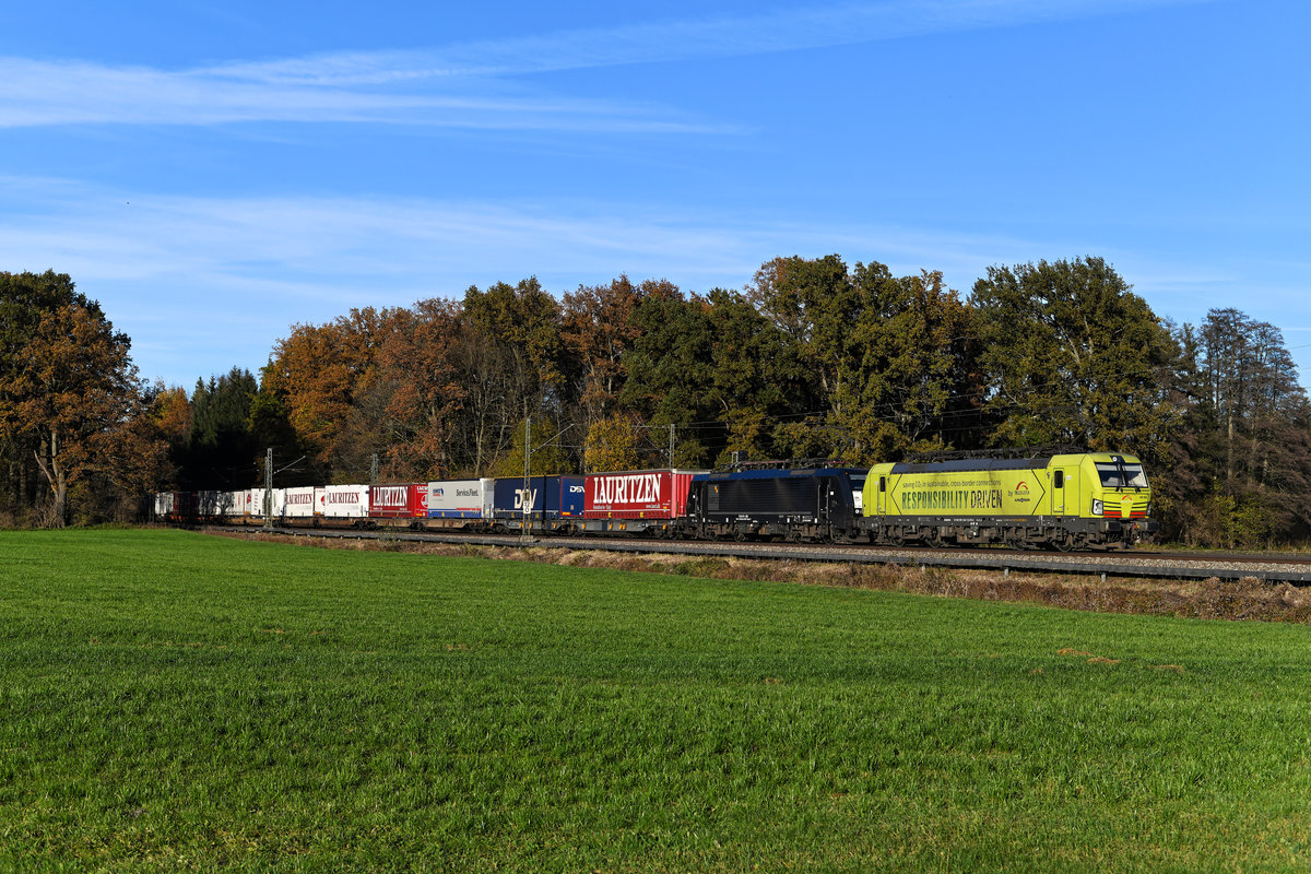 Der DGS 40565 von Padborg nach Verona Q.E. wurde am 08. November 2020 von 193 552 und 189 998 bis zu seinem Endbahnhof in Norditalien gebracht. Der hauptsächlich mit Aufliegern der Spedition Lauritzen beladene KLV-Zug wurde bei Brannenburg schön von der tiefstehenden Sonne ausgeleuchtet.
