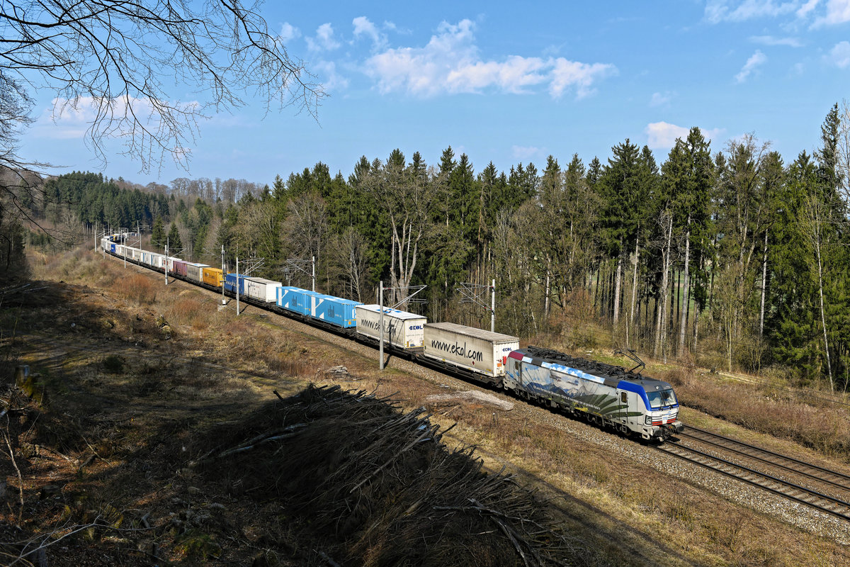 Der DGS 41857 von Köln Eifeltor nach Triest war am 20. März 2020 von der Brenner-Jubiläumslok 193 773 bespannt. Der auch als  ekol  bekannte Zug des kombinierten Ladungsverkehres konnte kurz vor dem Bahnhof Assling auf die Speicherkarte gebannt werden.  