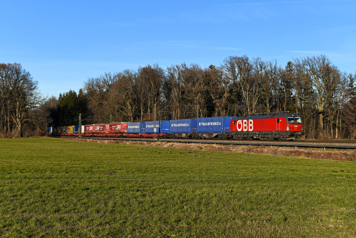 Der DGS 42175 von Lübeck Dänischburg Gbf nach Verona Q. E. wurde am 18. Dezember 2020 vom ÖBB Vectron 1293.072 bespannt. Kurz bevor die Sonne hinter einem Bergrücken verschwand, gelang noch eine Aufnahme des KLV-Zuges bei Brannenburg im deutschen Inntal.   
