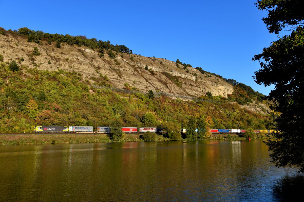 Der DGS 43100 von Verona Q. E. nach Wanne-Eickel war am 05. Oktober 2018 mit dem  Leitwolf  von TXLogistik bespannt. Bei Gambach im Maintal konnte ich den gut ausgelasteten Zug des kombinierten Ladungsverkehres aufnehmen. 