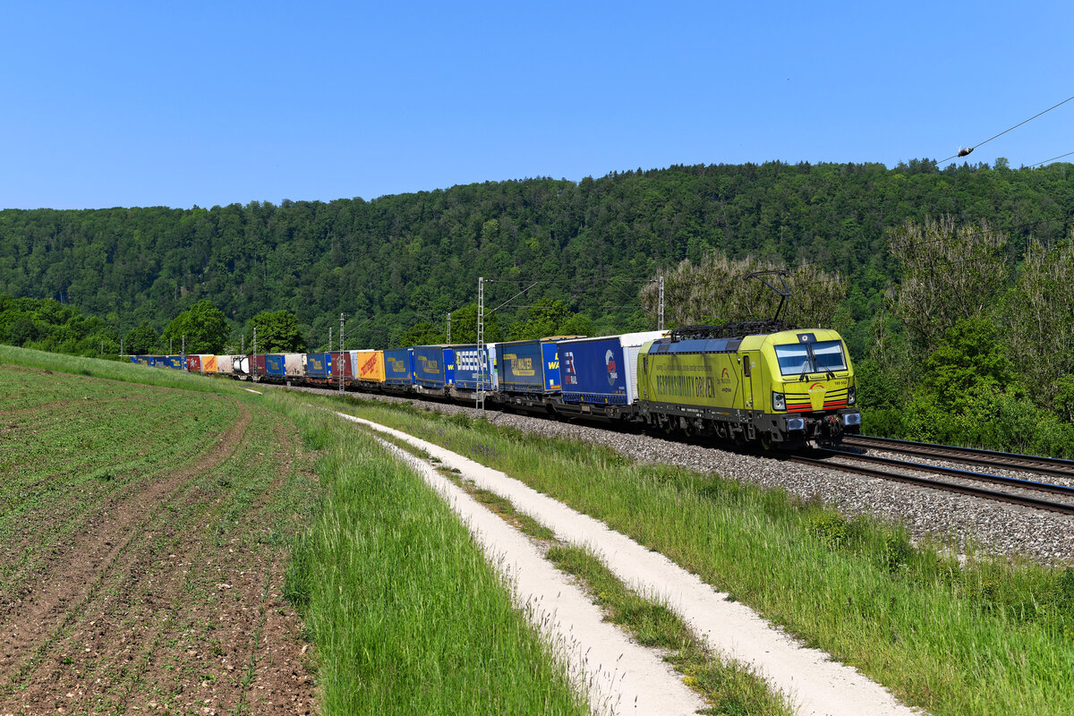Der DGS 43101 von Wanne-Eickel nach Verona Q. E. nahm am 03. Juni 2021 den Weg über das Altmühltal und konnte bei Obereichstätt dokumentiert werden. Es führte die von Alpha Trains angemietete 193 553, mit deren äußerer Gestaltung TXLogistik auf die Nachhaltigkeit des Güterverkehrs auf der Schiene hinweisen möchte.  