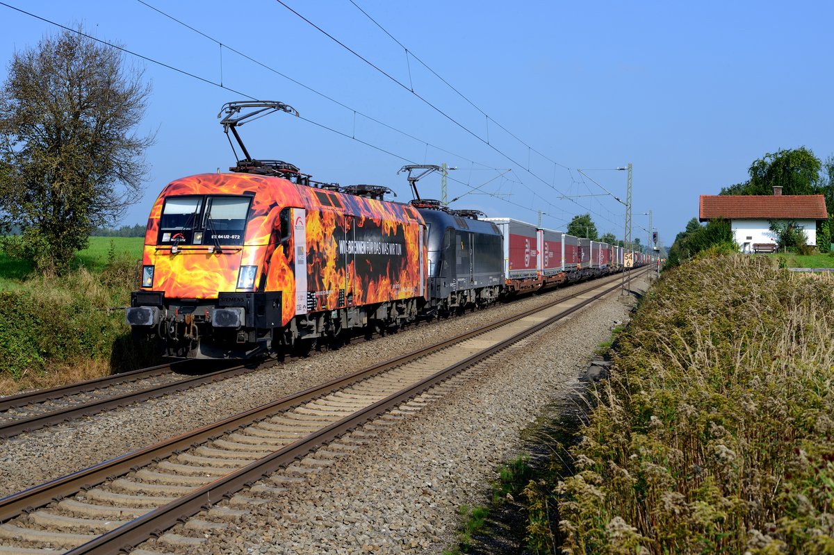 Der DGS 43107 von Wanne-Eickel nach Verona Q.E. wurde am 24. September 2016 von einem Taurus-Tandem geführt. Passenderweise war die neue Werbelok von TXLogistik führend und konnte konnte am ehemaligen Block Hilperting abgelichtet werden. Der Slogan  wir brennen für das was wir tun  wirkt zwar etwas ungelenk, optisch ist die Folierung von 182 572 allerdings sehr gelungen. In das Einerlei der schwarzen MRCE Maschinen bringt diese Lok eine erfreuliche Abwechslung.