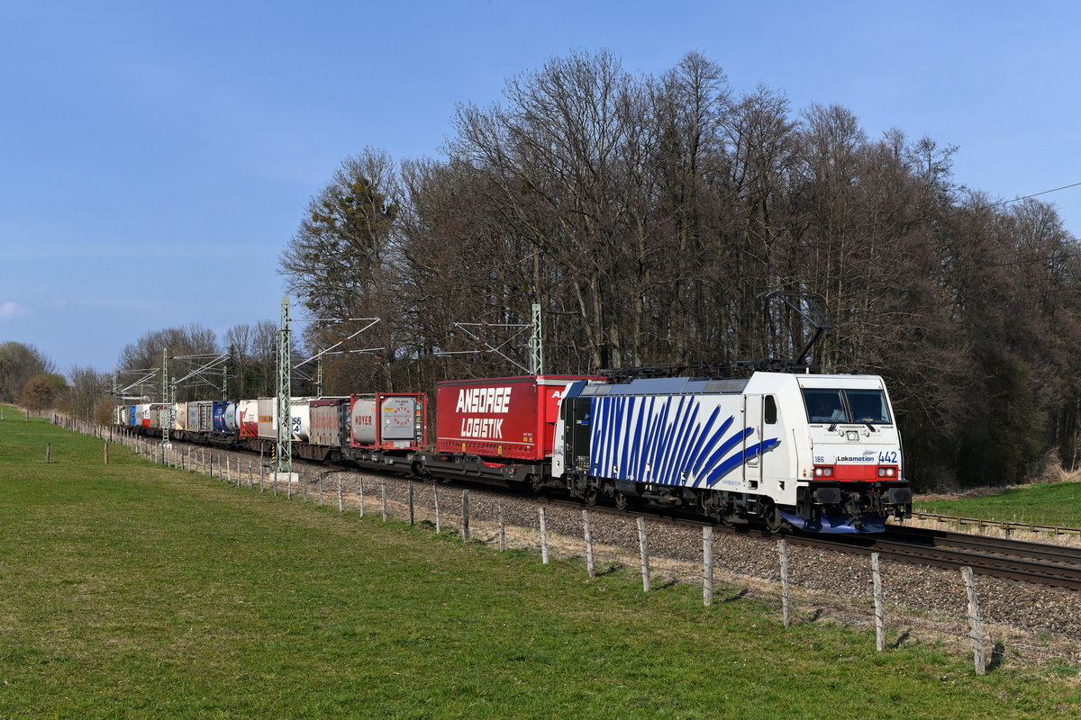 Der DGS 43115 nach Verona Q.E. war am 20. März 2020 bunt beladen und mit der 186 442 bespannt. Am wohlbekannten Bü bei Vogl konnte ich die Leistung aufnehmen.