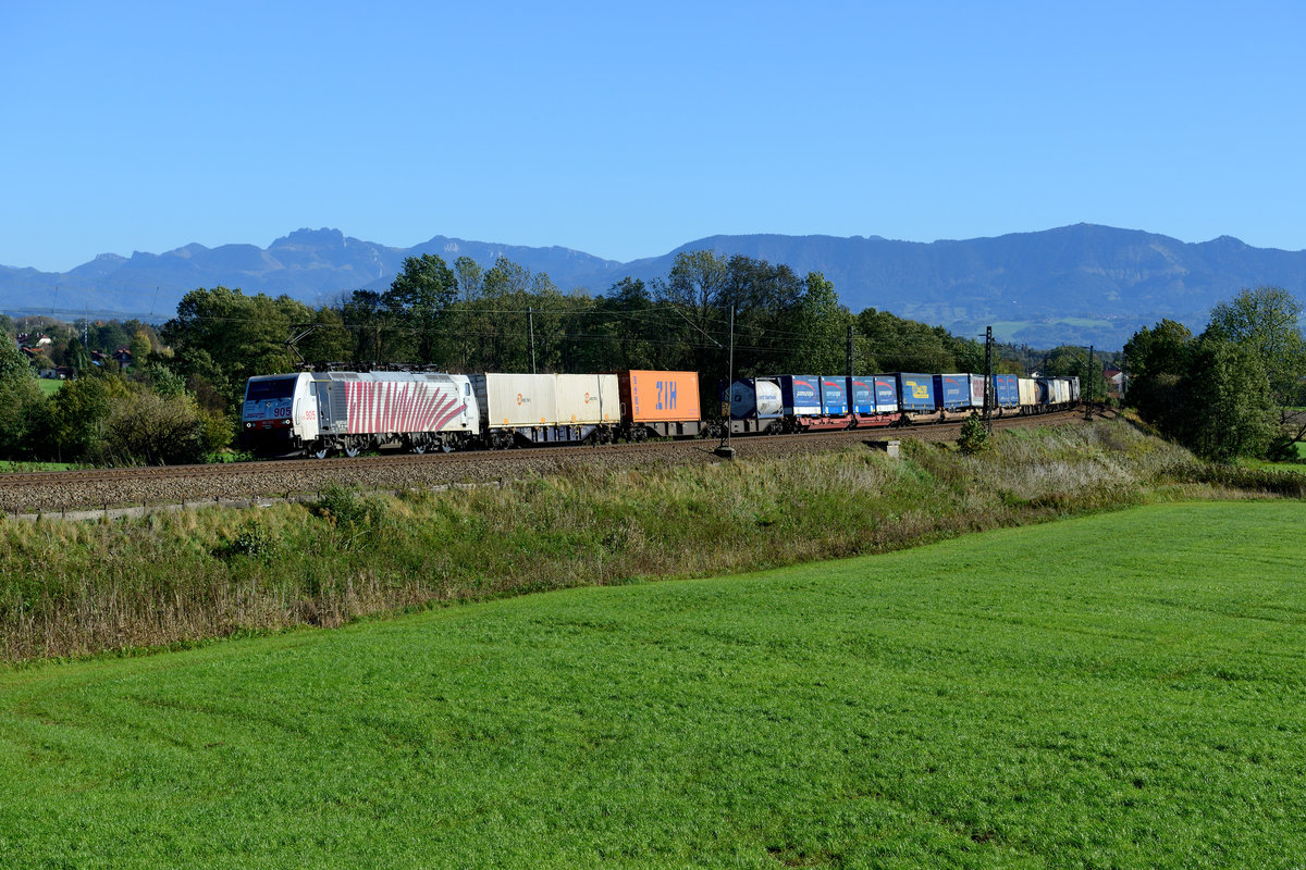 Der DGS 43122 nach München Ost Rbf war aufgrund der Grenzkontrollen ebenfalls stark verspätet. An diesem Tag war das rote Zebra 189 905 Zuglok. Bei Rann konnte ich den gut ausgelasteten Zug des kombinierten Ladungsverkehres mit klarem Bergblick aufnehmen (05. Oktober 2017).