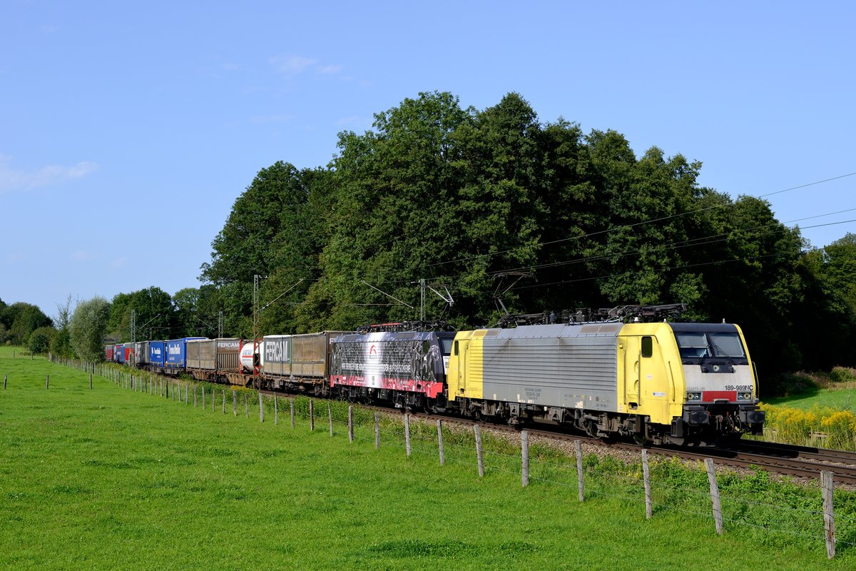 Der DGS 43155 von Köln Eifeltor nach Verona Q.E. wurde am 26. August 2017 von einem attraktiven 189er Tandem gezogen. Bei Vogl konnte ich die noch im gelb-silbernen Ursprungslack befindliche 189 989 und die  Pferde-Lok  189 997 mit ihrem Zug des kombinierten Ladungsverkehrs dokumentieren.