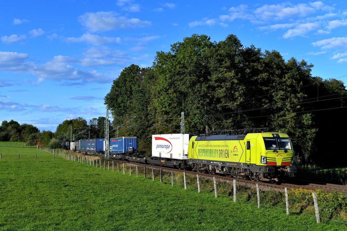 Der DGS 43155 von Köln Eifeltor nach Verona Q.E. wurde am 18. September 2019 von der Alpha Trains 193 551 gezogen. Bei Vogl konnte ich diese Leistung von TXLogistik am späten Nachmittag des 01. Oktober 2019 aufnehmen. Der Vectron weist mit seiner Seitenbeschriftung auf die Nachhaltigkeit und CO2 Neutralität 
des Güterverkehrs auf der Schiene hin.  