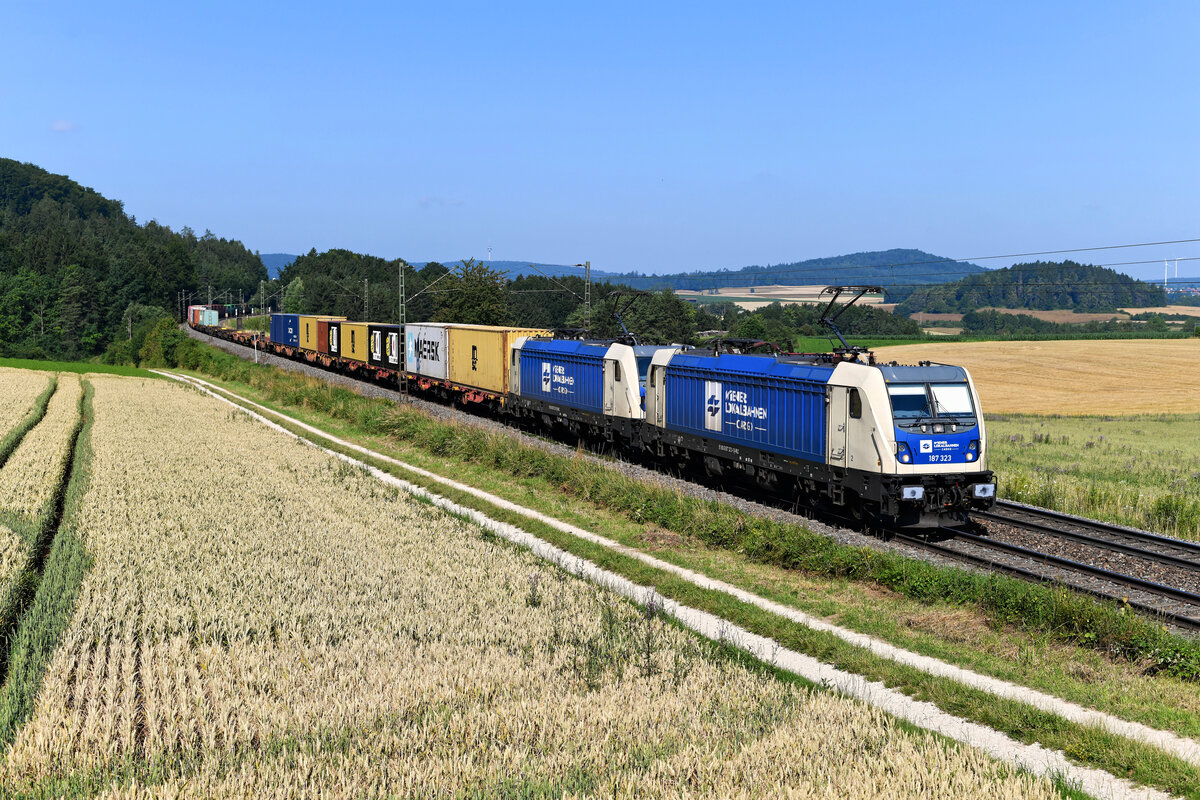 Der DGS 43933 von Dradenau nach Linz Vbf war am 21. Juli 2021 mit einem Tandem bespannt, bestehend aus der 187 323 und 321 der WLC. Kurz vor Parsberg in der Oberpfalz konnte ich den nicht komplett ausgelasteten Containerzug fotografieren. Glücklicherweise waren aber die ersten Tragwagen hinter den Loks beladen. 