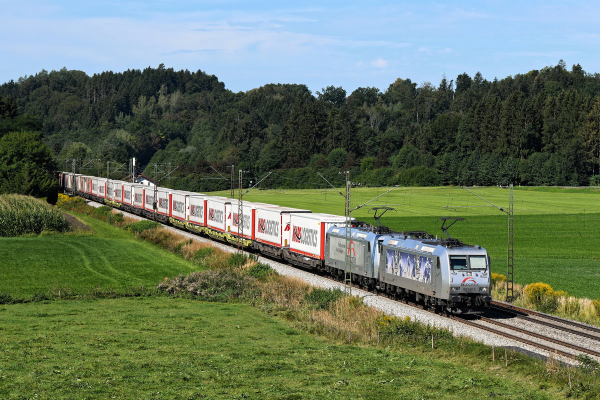 Der DGS 45675 von Bettembourg nach Triest - unter Eisenbahnfreunden besser als  Mars-Zug  bekannt - wies am 28. August 2020 eine erhebliche Verspätung auf. Daher konnte die von den 185 540 und 531 geführte Leistung bei Bergham im Chiemgau bei Tageslicht fotografiert werden. Der KLV-Zug war komplett und fotogen mit den namensgebenden Aufliegern der türkischen Spedition beladen. 