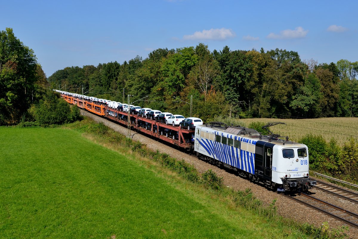 Der DGS 48855 von München Nord nach Arena Po in Italien wurde am 26. September 2017 von 151 018 bespannt. Ladegut waren fabrikneue VW Passat. Bei schönem Herbstwetter konnte die Leistung bei Gutmart abgelichtet werden.
