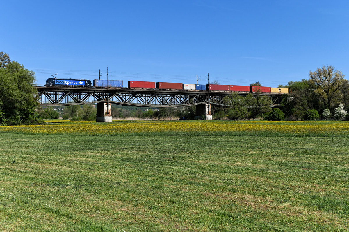 Der DGS 69280 von München Riem Ubf nach Alte Süderelbe war am 26. April 2020 komplett beladen und wurde über seinen gesammten Laufweg hinweg von der 193 850 geführt. Bei Felsheim nahe Donauwörth überquert der Zug die Wörnitz auf einer schönen Stahlträgerbrücke. 