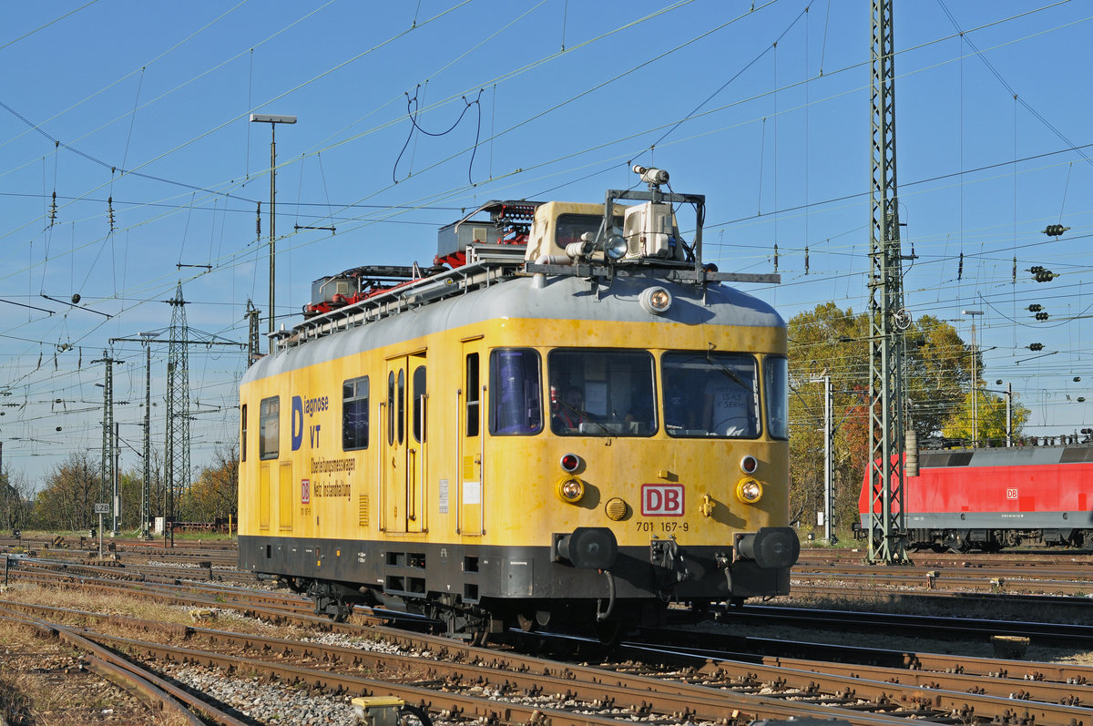 Der Diagnose-VT 701 167-9 von DB Netz rollt durch den Badischen Bahnhof. Die Aufnahme stammt vom 17.10.2017.