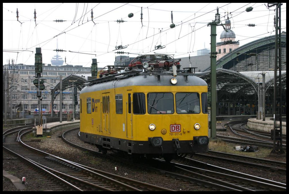Der Diagnose VT 701017-6 fährt hier am 17.3.2005 durch den HBF Köln in Richtung Deutz.
