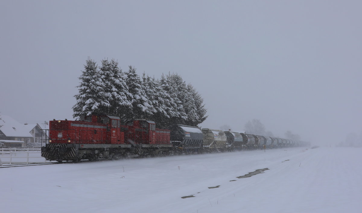Der Dichte Schneefall der letzten Tage hielt auch gestern an . 
Durch die Flocken donnern 3 1500erter mit einem Perlkieszug daher. 
Lebing am 22.02.2018
