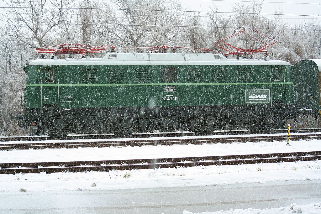 Der dichte Schneefall machte das Fotografieren zur waren Herausforderung; 1041.15 der ARGE 1041 am 30.Jänner 2015 in Hainburg a.d. Donau Kulturfabrik.