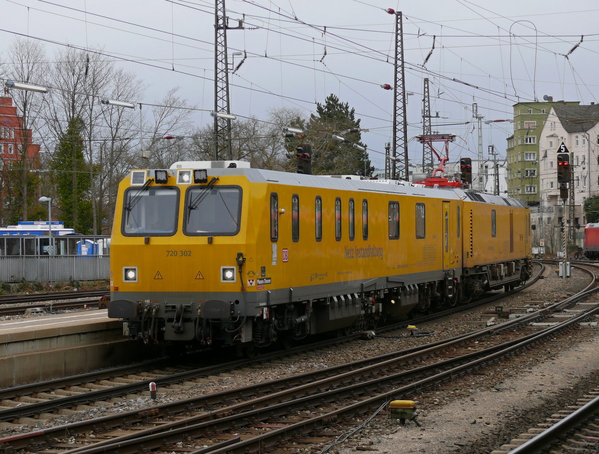 Der dieselbetriebene Oberleitungsmesszug 720 302 der DB Netz Instandhaltung fuhr am 2.3.20 um 14:25 Uhr durch den Ulmer Hbf.