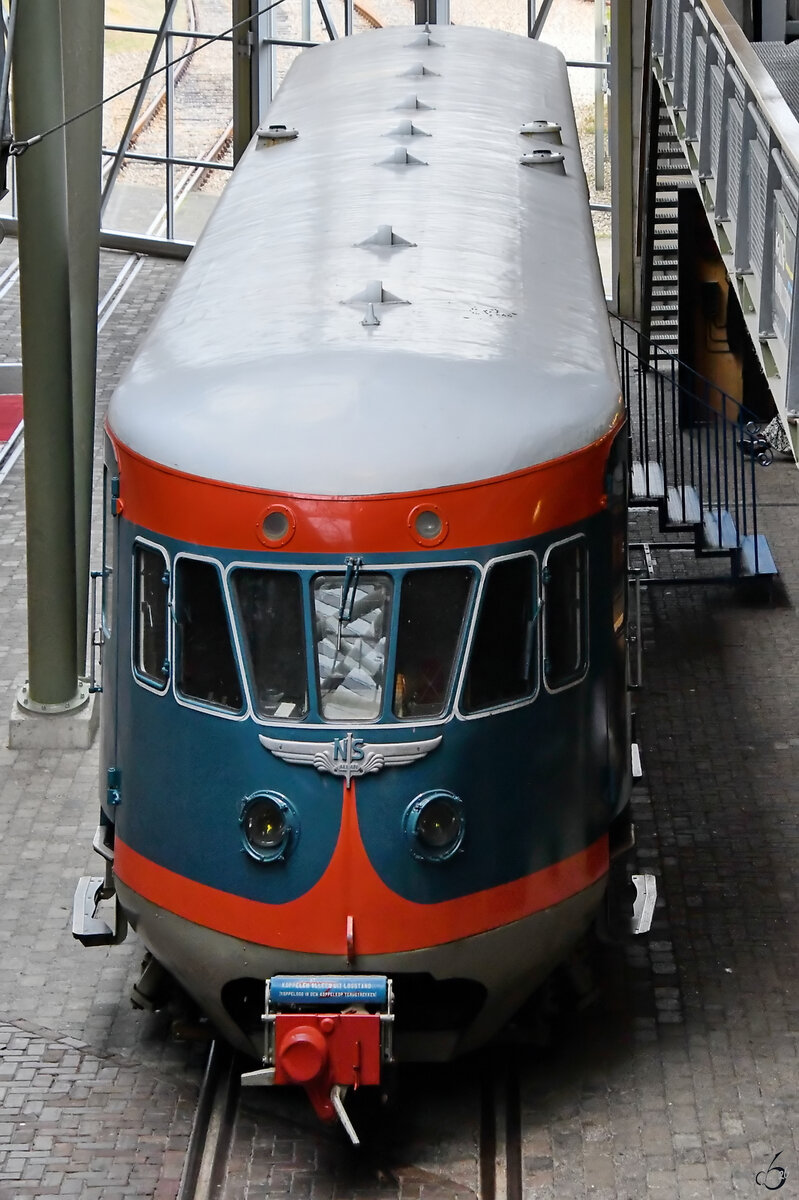 Der dieselelektrisch betriebene Triebwagen  Blauer Engel (De Blauwe Engel)  wurde 1954 bei Allan in Rotterdam in einer Serie von 30 Fahrzeugen f�r die Niederl�ndische Staatsbahn gebaut. Der hier gezeigte Wagen 41 wurde im Juni 1985 au�er Dienst gestellt und 1995 Teil der Ausstellung im Eisenbahnmuseum Utrecht. (September 2026)