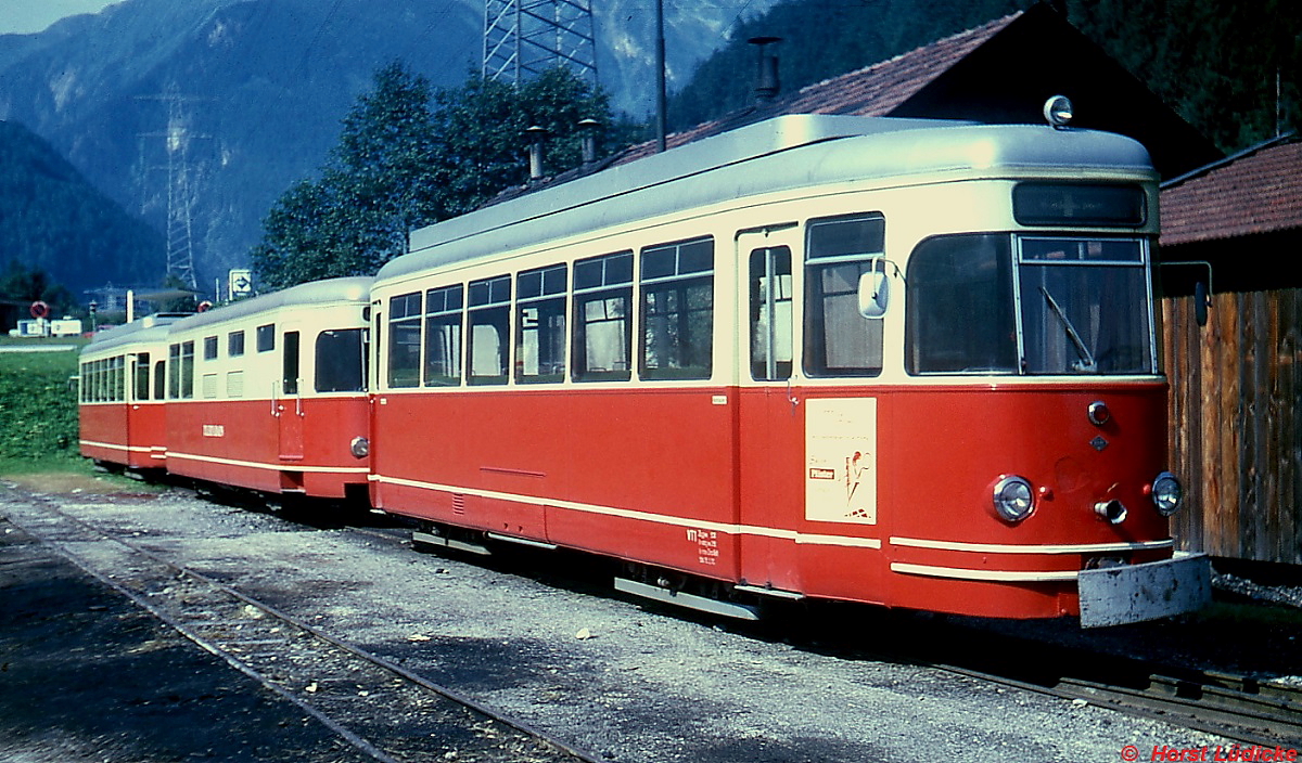 Der dieselelektrische VT 1 der Zillertalbahn im Sommer 1970 in Mayrhofen. Der VT besteht aus den Steuerwagen St 1 und 2 sowie dem Generatorwagen GW. Die DÜWAG hatte die beiden Steuerwagen 1954 als ET 195 01 und 02 für die elektrische meterspurige Überlandbahn Ravensburg - Weingarten der DB gebaut. Nach deren Stillegung kaufte sie 1961 die Rotterdamsche Tramweg Maatschappij (RTM), spurte sie auf 1.067 mm um und baute für den Einsatz auf den nicht elektrifizierten Strecken den Generatorwagen GW. 1967 gelangte der Zug zur Zillertalbahn und wurde dort nochmals umgespurt, diesmal auf 760 mm. Dort wurde das Fahrzeug von 1970 und 1999 eingesetzt und 2002 an die RTM-Museumsbahn in Ouddorp verkauft. 