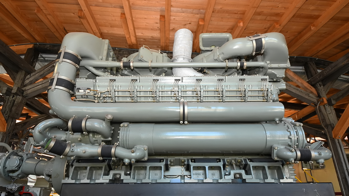 Der Dieselmotor 16 V 538 / 652 TB 10 von MTU hatte 16 Zylinder und eine Leistung von 1900 PS, welcher die BR216 angetrieben hat. (Lokwelt Freilassing, August 2020)