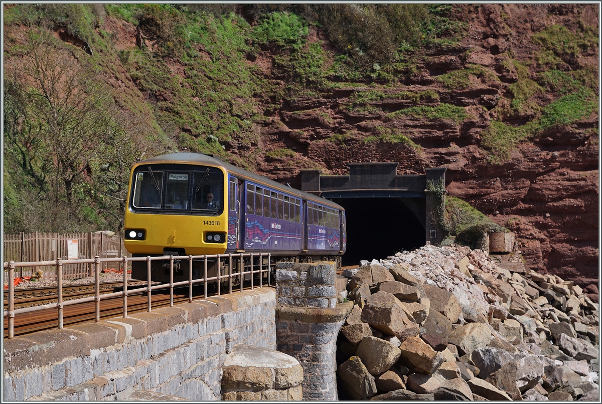Der Dieseltriebwagen 143 618 auf dem Weg nach Paignton hat soeben den 476 m langen Parson's Tunnel verlassen und erreicht in wenigen Minuten Teignmouth.
19. April 2016
