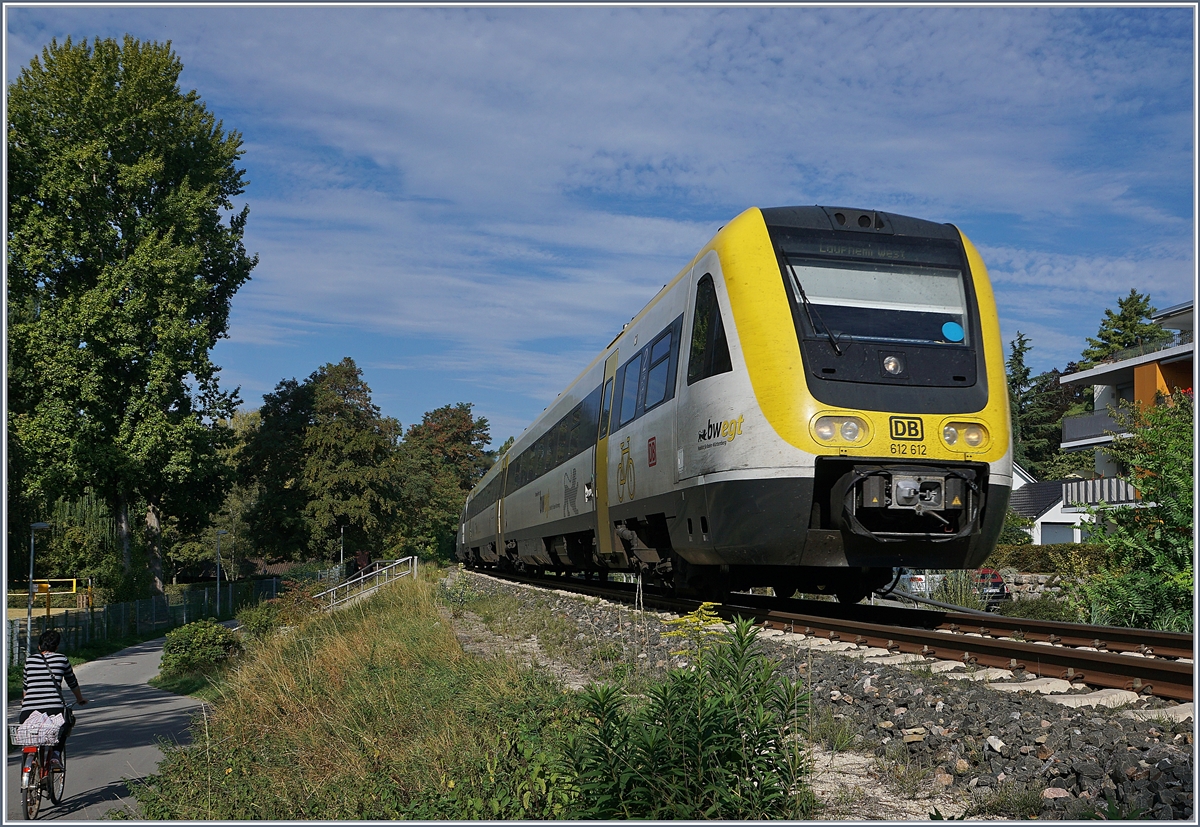 Der Dieseltriebwagen 612 612 und ein weitere sind bei Nussdorf in Richtung Friedrichshafen unterwegs. 

18. Sept. 2018