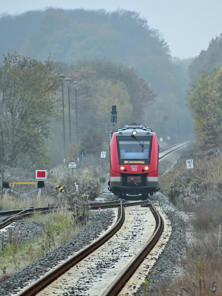 Der Dieseltriebwagen 623 521 ist als RE 4 nach Neubrandenburg unterwegs und hier kurz vor der Ankunft am Bahnhof Stavenhagen zu sehen. (November 2020)