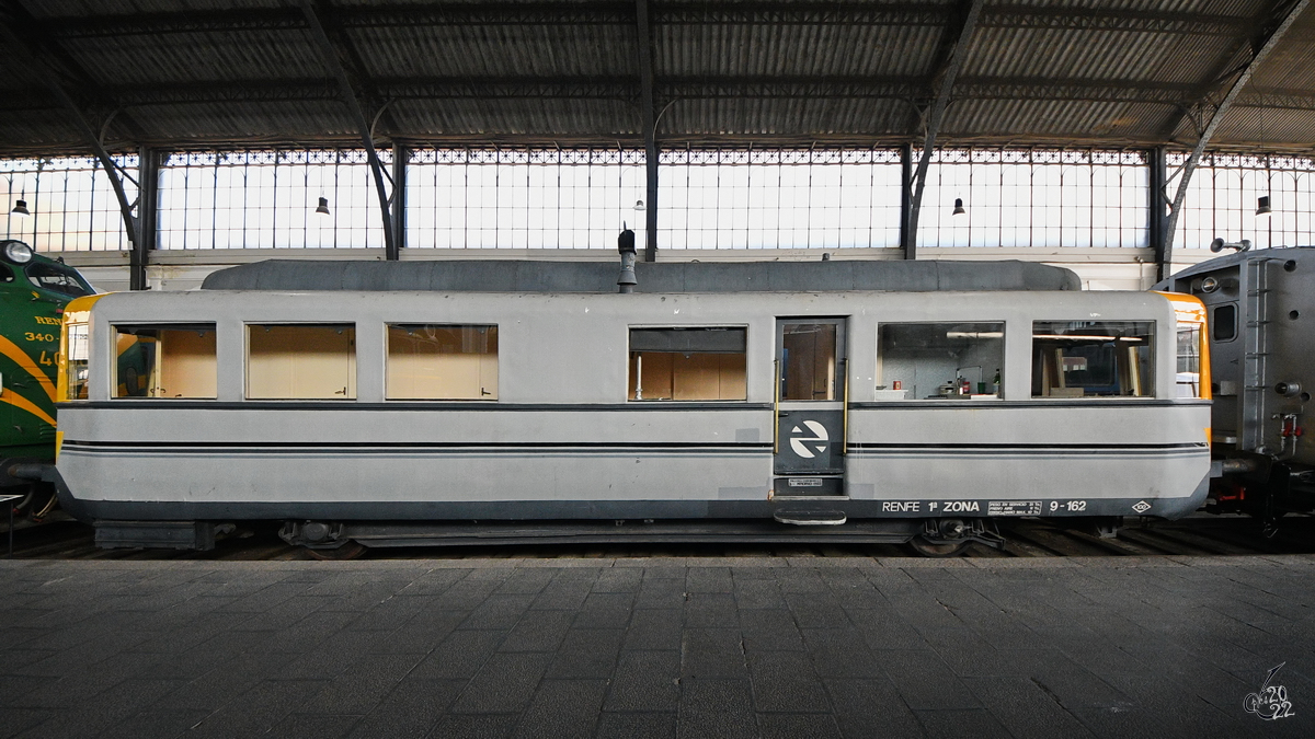 Der Dieseltriebwagen 9162 (590-162-4) stammt aus dem Jahr 1935 und ist Teil der Ausstellung im Eisenbahnmuseum Madrid. (November 2022)