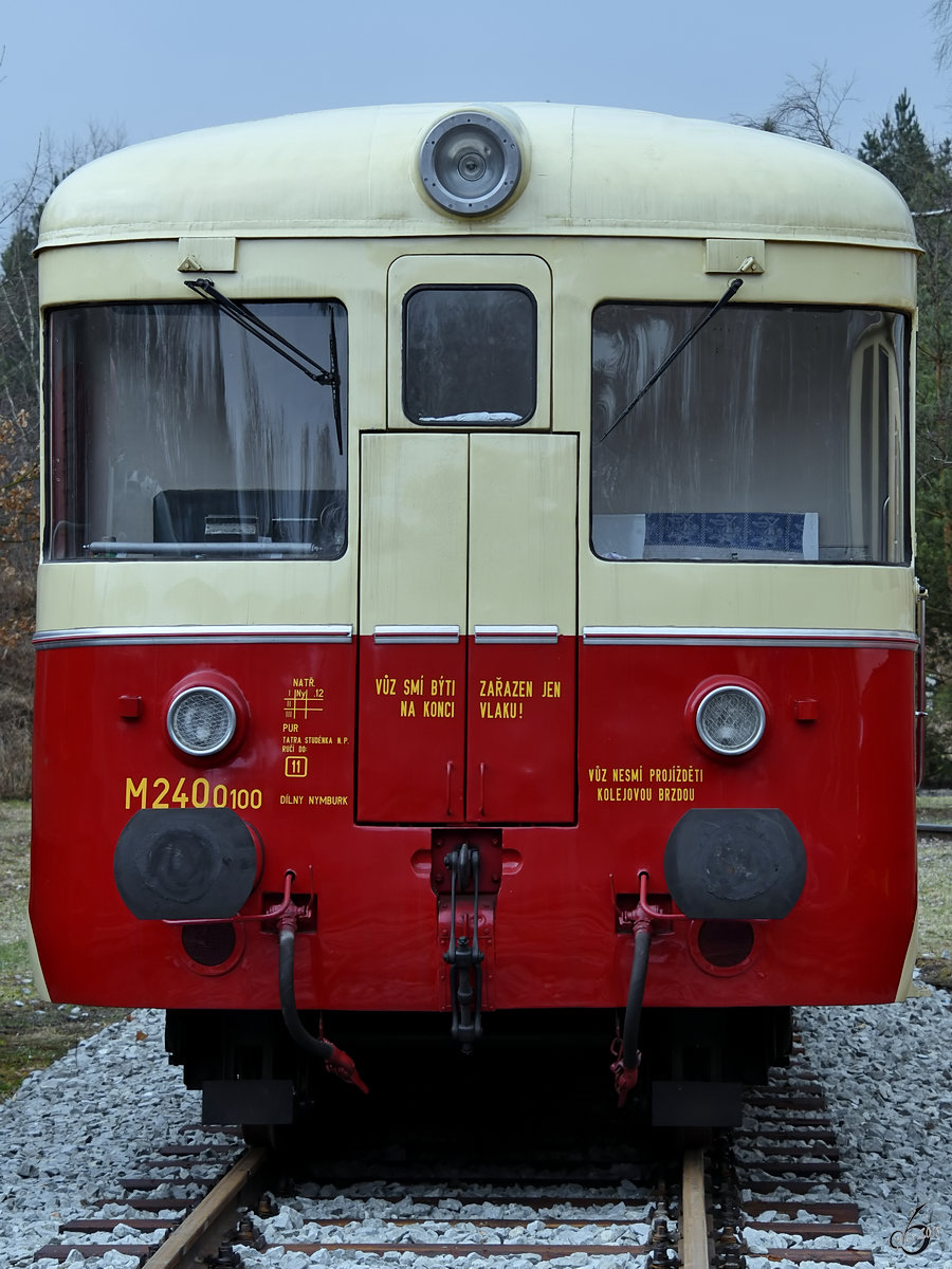 Der Dieseltriebwagen M 240 0100 Anfang April 2018 im Eisenbahnmuseum Lužná u Rakovníka.