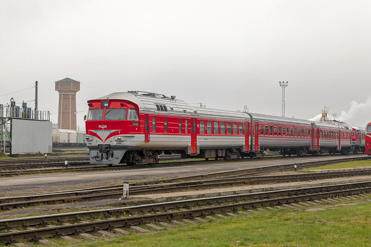 Der Dieseltriebzug DR1A 94 24 90 02763-1 (DR1A-0276) in dem Bahnbetiebwerk Vilnius am 7. November 2013.