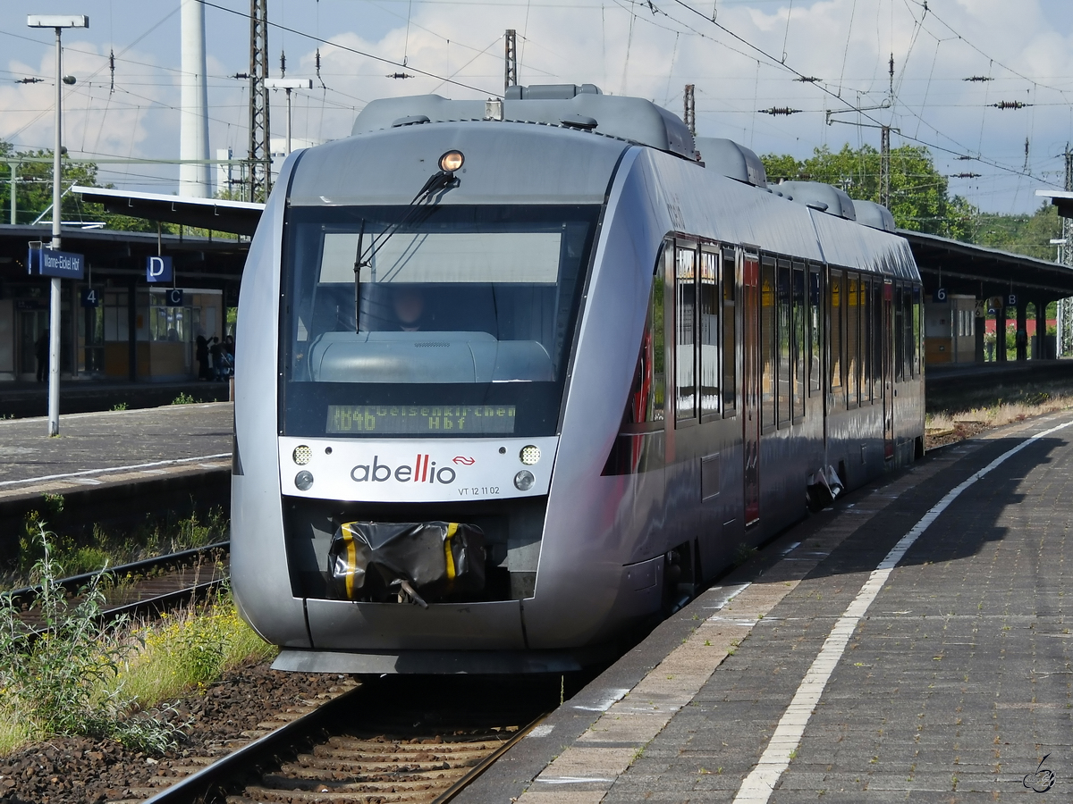 Der Dieseltriebzug VT 12 11 02 ist hier Anfang Juni 2020 bei der Abfahrt vom Hauptbahnhof Wanne-Eickel zu sehen.