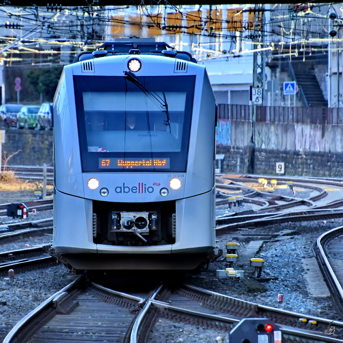 Der Dieseltriebzug VT 12 12 09 Mitte Februar 2021 am Hauptbahnhof Wuppertal.